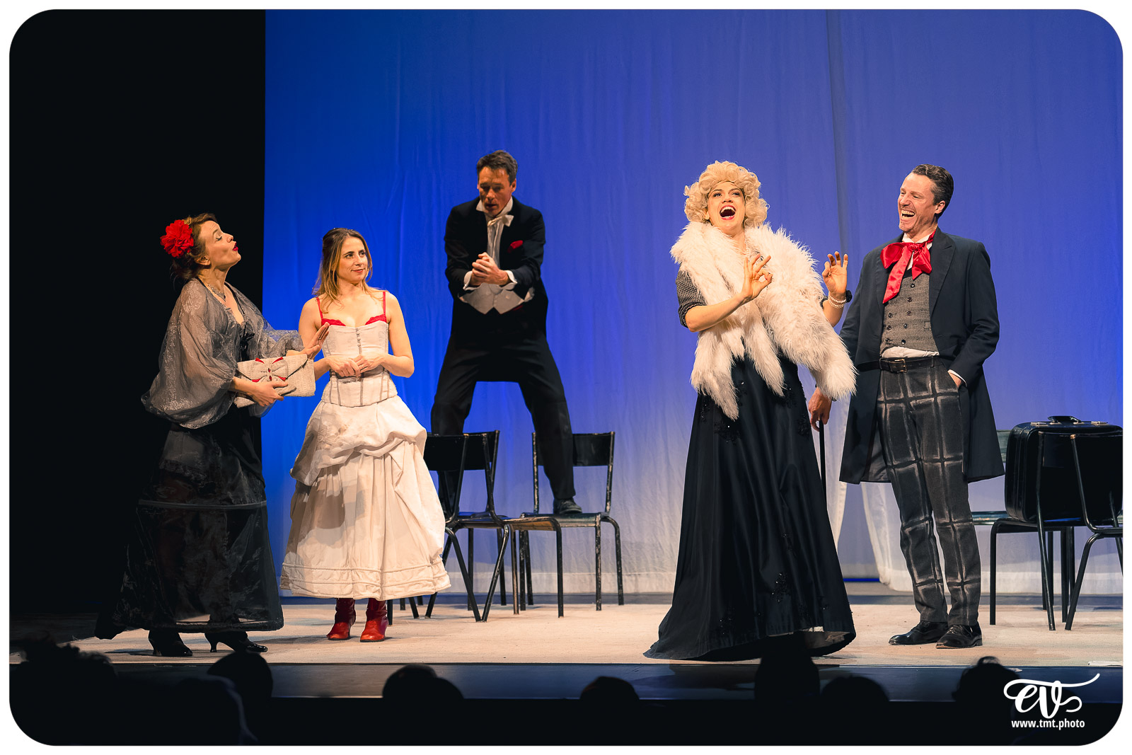 UN FIL A LA PATTE (CIE VIVA)